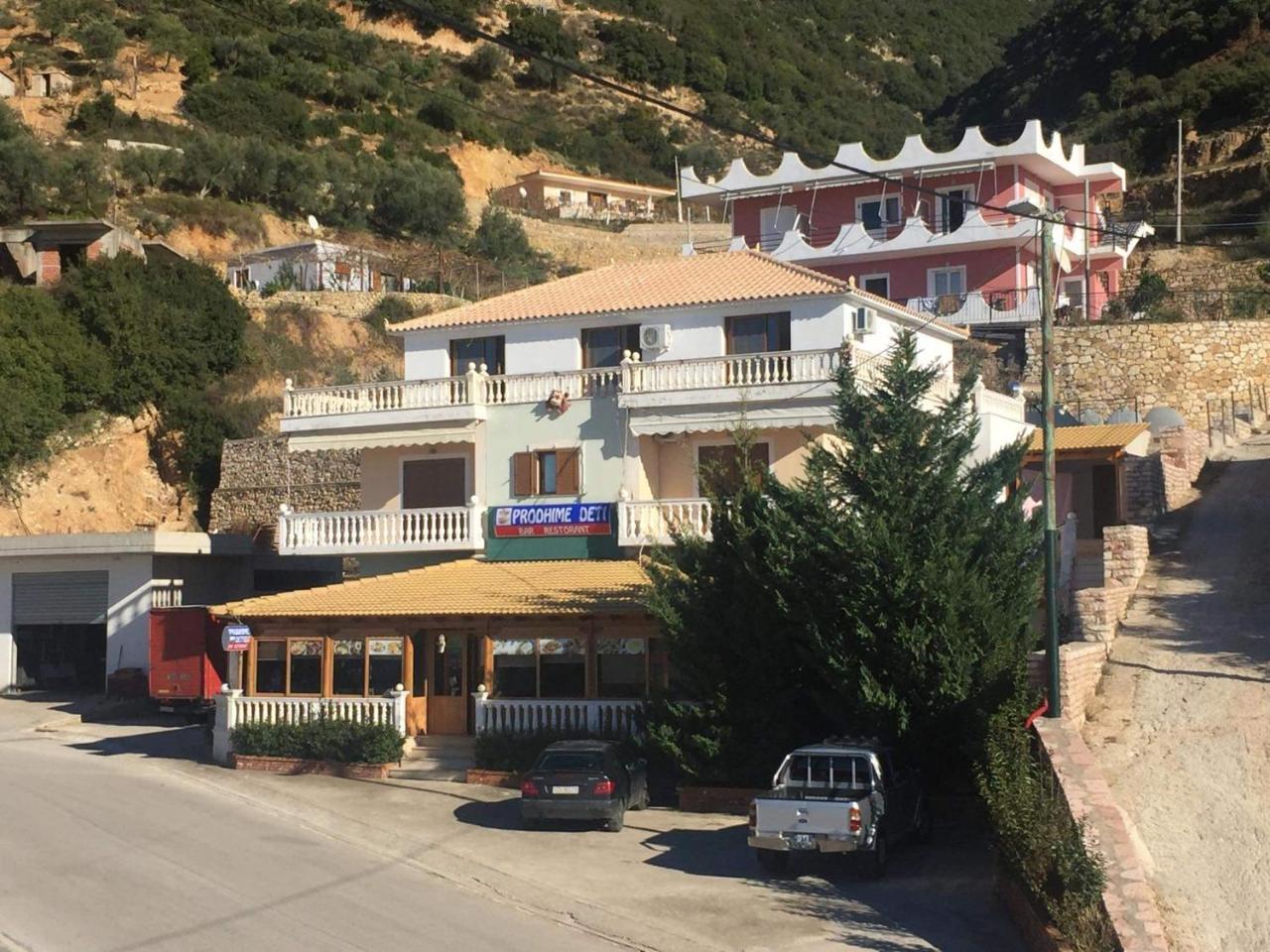 Hotel Lagjini Лукове Экстерьер фото